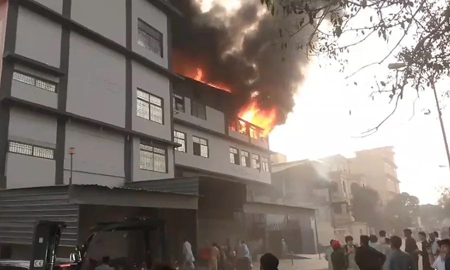 کراچی، لانڈھی ایکسپورٹ پروسیسنگ زون کی فیکٹری میں خوفناک آگ بھڑک اٹھی