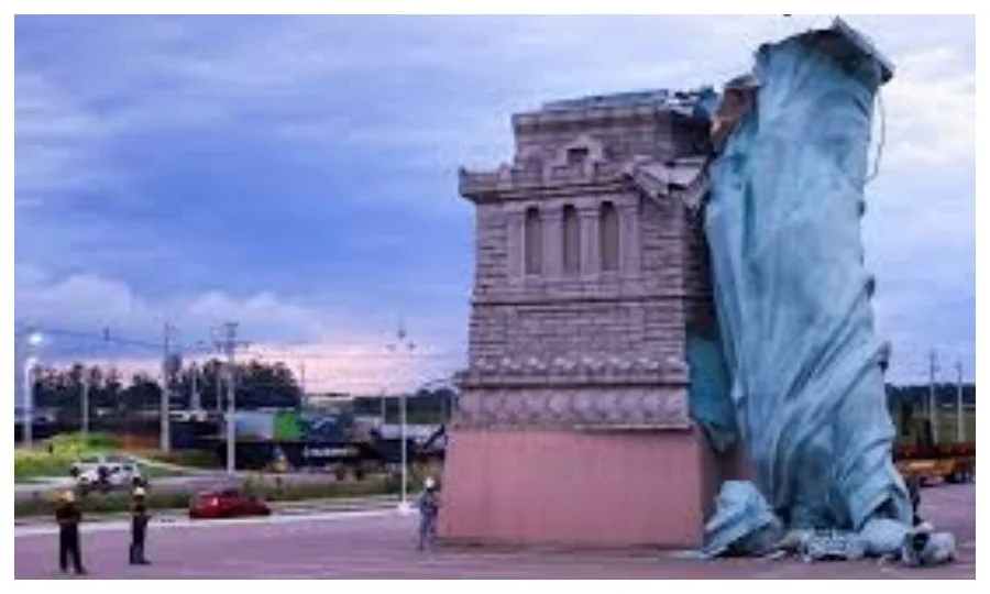 برازیل میں مجسمہ آزادی تیز ہواؤں سے گر گیا، امریکی سیاست پر قیاس آرائیاں