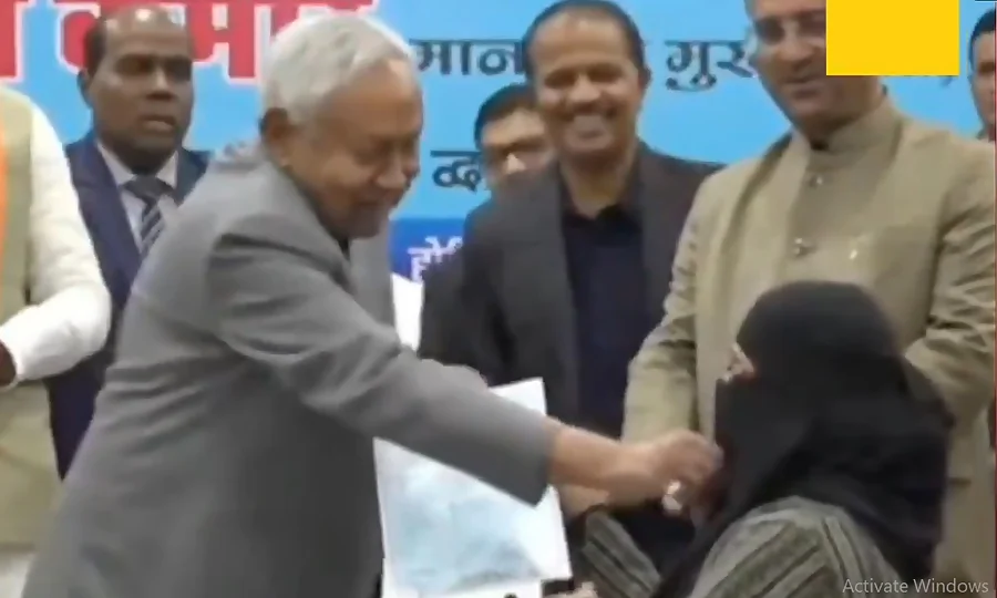 عوامی تقریب میں مسلمان خاتون کا حجاب اتارنے والے وزیر اعلیٰ کے خلاف مقدمہ درج