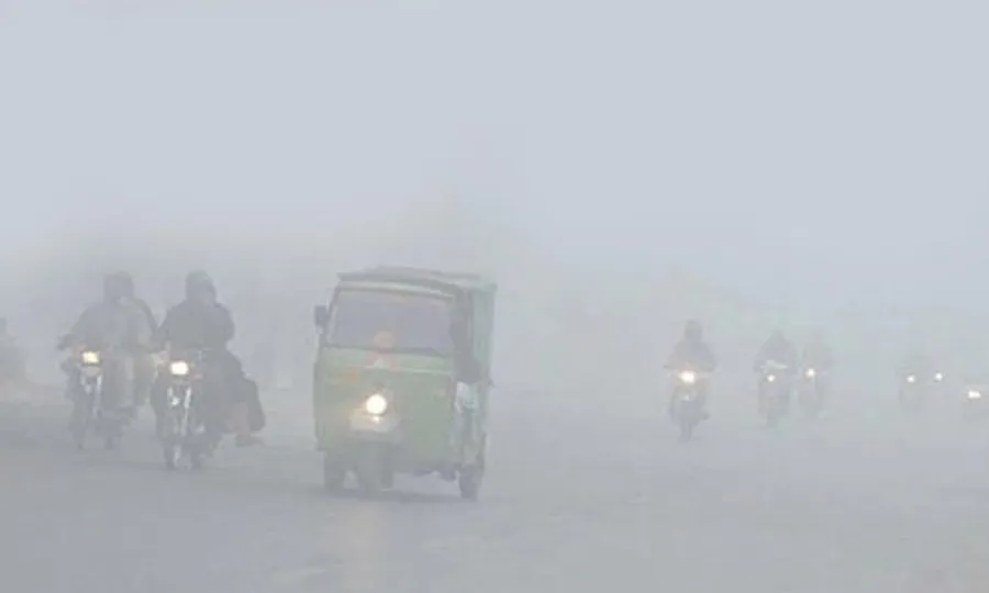 شہر قائد میں دھند کا راج، حد نگاہ انتہائی محدود