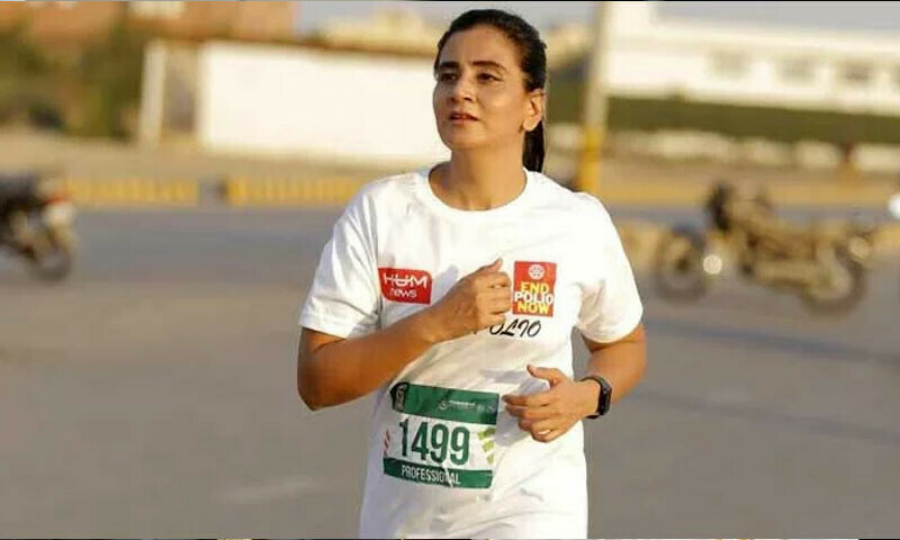 پاکستان کی بیٹی مونا خان نے لندن میراتھن میں گینیز ورلڈ ریکارڈ قائم کر دیا