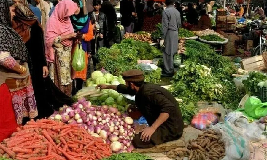مہنگائی برقرار؛ کراچی کے شہری مہنگے پھل اور سبزیاں خریدنے پر مجبور