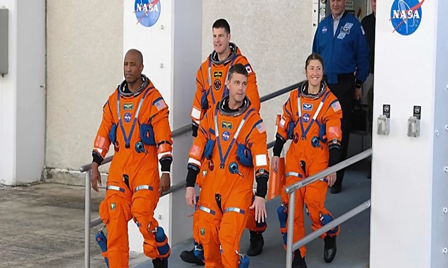 ناسا نے پانچ دہائیوں بعد پہلے انسانی مشن کے لیے چاند کے گرد مشقیں مکمل کر لیں