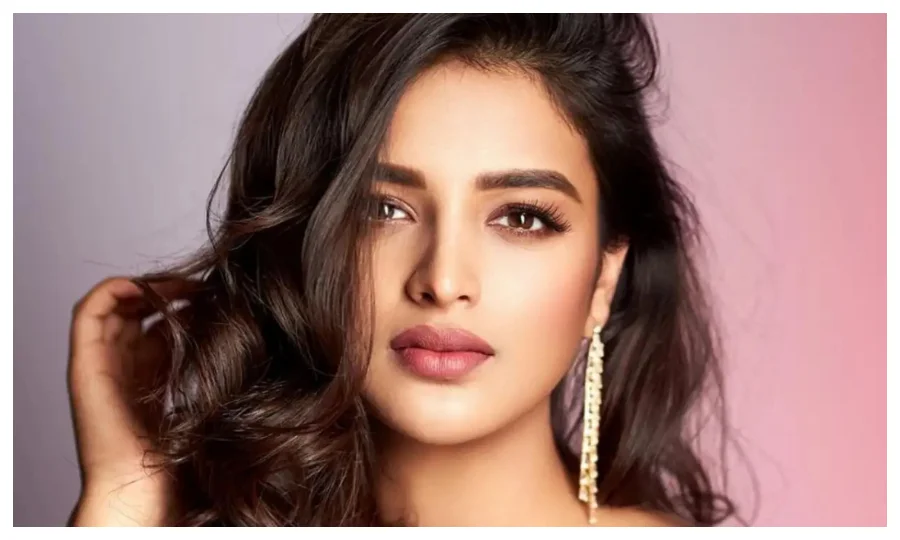 بھارتی درندوں کی ساؤتھ انڈین اداکارہ سے سرعام بدسلوکی