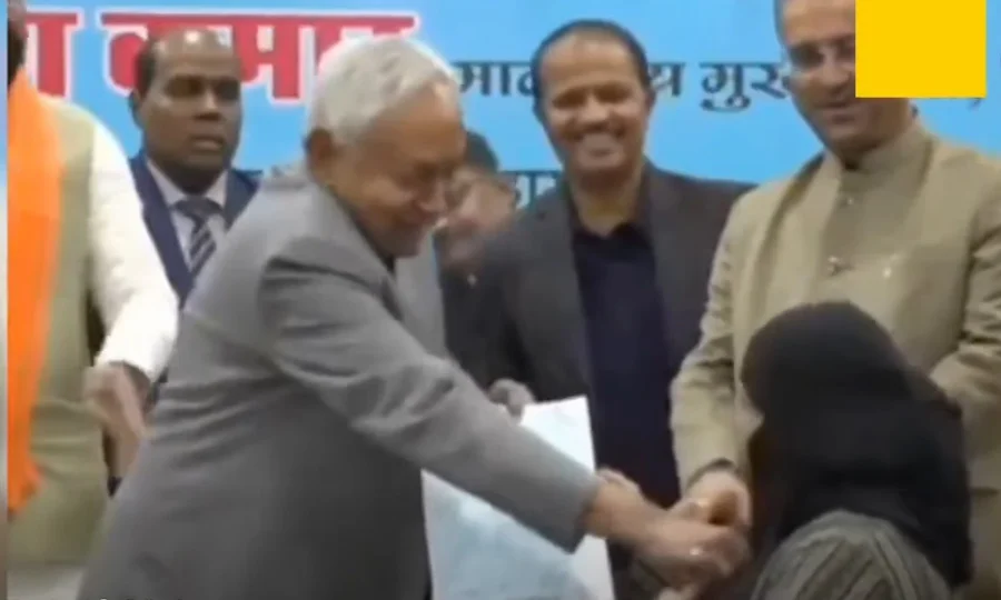 بھارت میں اقلیتوں کے خلاف سرکاری ناروا سلوک، مسلم بچی کا نقاب زبردستی اتاردیا