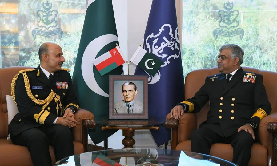 سربراہ پاک بحریہ سے کمانڈر رائل اومان نیوی کی ملاقات، بحری سلامتی اور دوطرفہ تعاون پر تبادلہ خیال