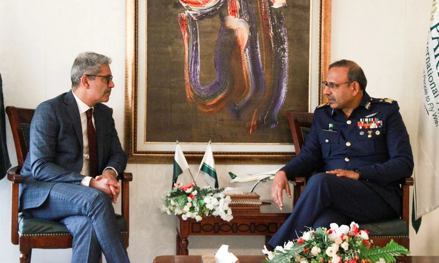 پی آئی اے اور کینیڈین ہائی کمیشن کا سرمایہ کاری و ثقافتی تعاون بڑھانے پر اتفاق