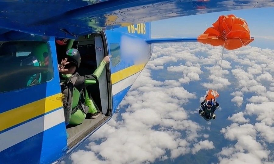 پیرا شوٹر 15 ہزار فٹ کی بلندی پر ہوا معلق! دل دہلا دینے والی ویڈیو وائرل