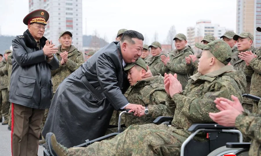کم جونگ اُن کا روس سے واپس آنے والے فوجیوں کو خراجِ تحسین