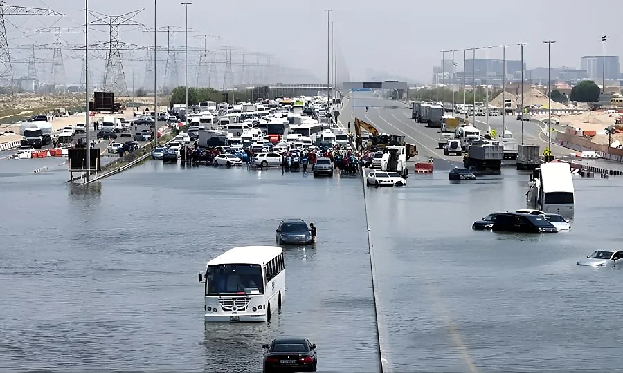 متحدہ عرب امارات میں غیر معمولی بارشیں، متعدد پروازیں منسوخ، سڑکیں زیرِ آب