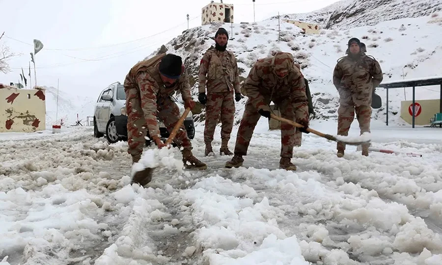 انسانی بحران کے سائے میں قدرتی آفت، افغانستان میں بارشوں اور برفباری نے تباہی مچادی