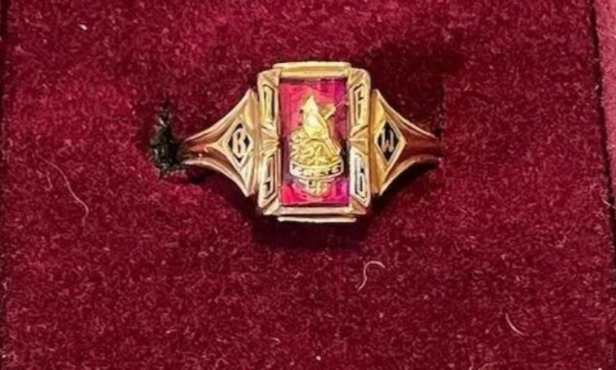 دہائیوں قبل گم ہونے والی انگوٹھی ساحل سمندر سے دریافت