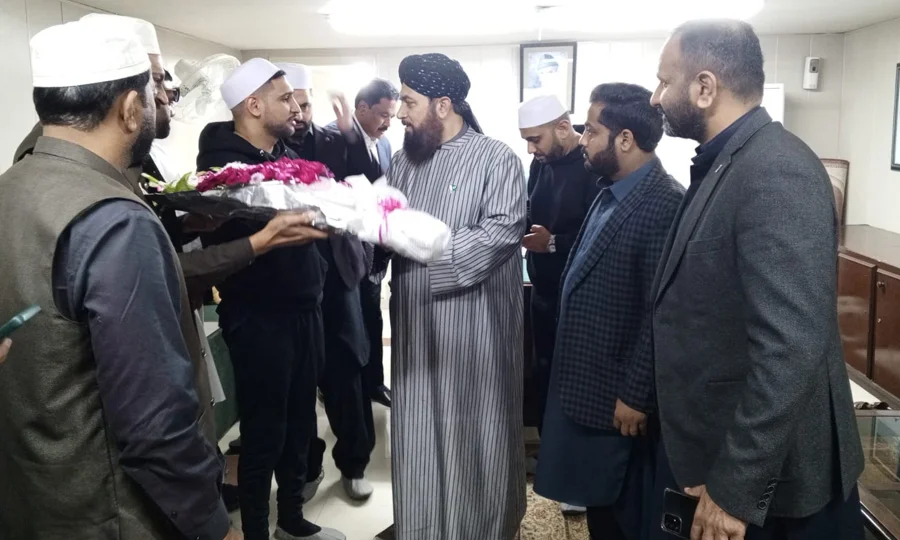 عالمی شہرت یافتہ باکسر عامر خان کی داتا دربار پر حاضری