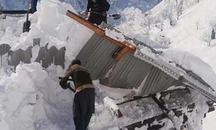 لوئر چترال میں برفانی تودہ گرنے سے ایک ہی خاندان کے 9 افراد جاں بحق