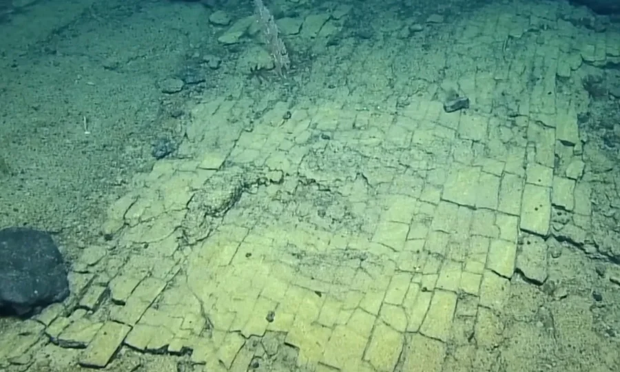 سمندر کی تہہ میں حیران کن دریافت: سائنسدانوں کو اینٹوں سے بنا راستہ مل گیا