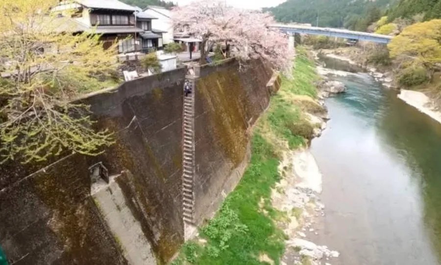 خوف میں مبتلا کردینے والی ان سیڑھیوں پر چڑھنا چاہیں گے