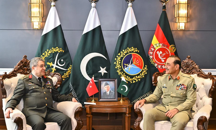 ترک چیف آف جنرل اسٹاف کی فیلڈ مارشل سے ملاقات؛ دفاعی تعاون مزید مضبوط بنانے پر اتفاق