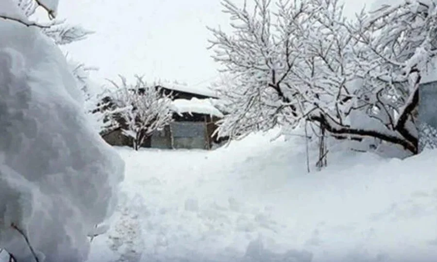 مری میں برفباری کے ریکارڈ ٹوٹ گئے، شدید سردی اور پھسلن کا خطرہ