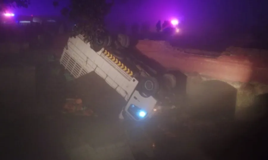 سرگودھا: شدید دھند کے باعث ٹرک نہر میں جاگرا؛ 14 افراد جاں بحق، متعدد زخمی