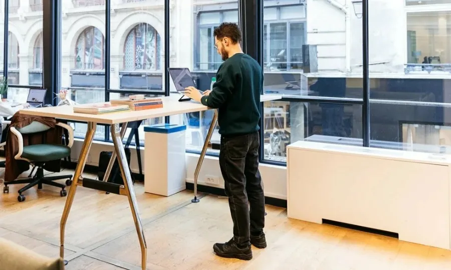 وزن کم کرنے کے خواہشمند افراد کھڑے رہنے کے ان فائدوں کو بھی جان لیں