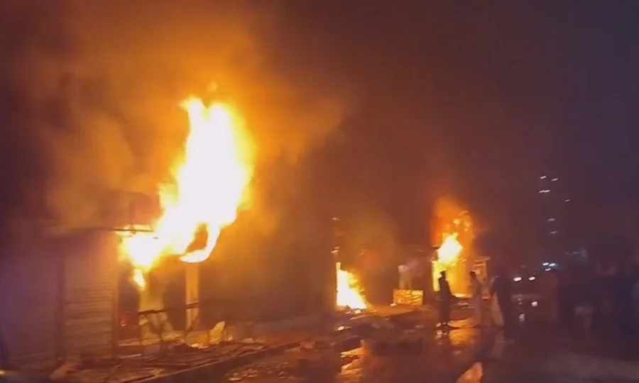 گل پلازہ میں لگی آگ 10 گھنٹے بعد بھی بے قابو، 5 افراد جاں بحق، 20 سے زائد زخمی