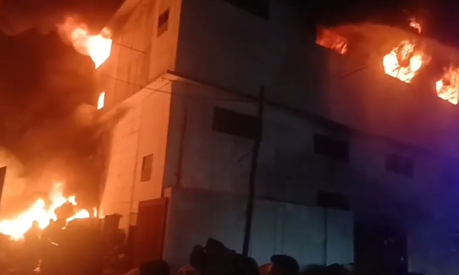 لانڈھی ایکسپورٹ پروسیسنگ زون میں ہولناک آگ، شہر بھر کی فائر بریگیڈ طلب، رینجرز اور واٹر کارپوریشن بھی متحرک