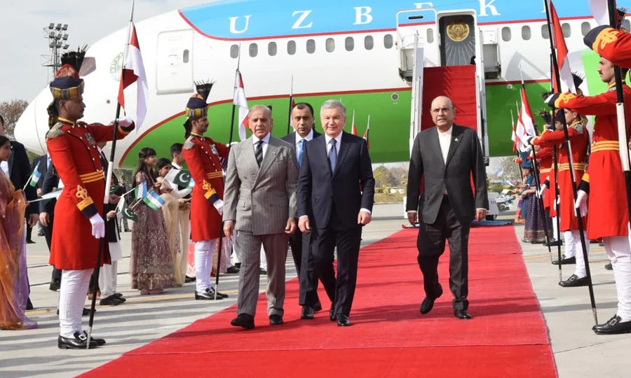 ازبکستان کے صدر شوکت مرزائیوف اسلام آباد پہنچ گئے