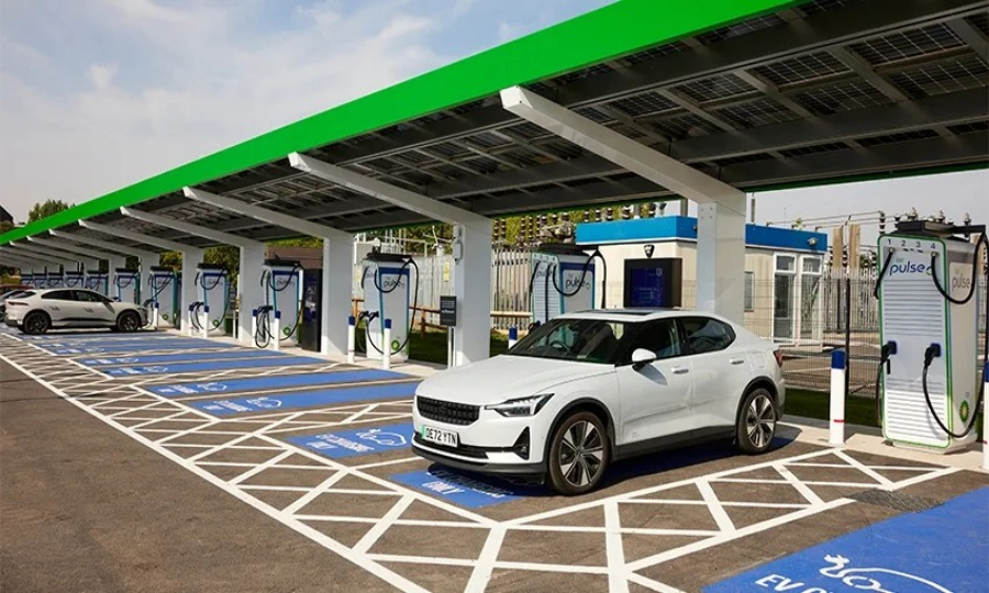 برطانیہ میں الیکٹرک گاڑیوں کے چارجنگ نیٹ ورکس دباؤ کا شکار، کمپنیاں اختتام کے قریب