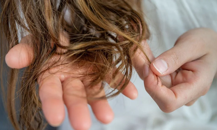 پارکنسن یا رعشہ کی بیماری کا اشارہ شاید آپ کے بالوں میں چھپا ہو، تحقیق میں انکشاف