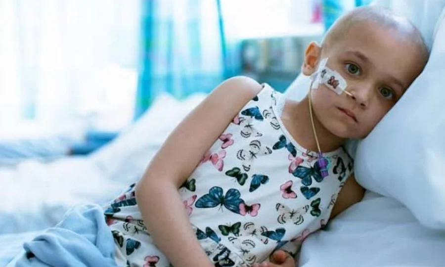 پاکستان میں کینسر کے شکار صرف 30 فیصد بچے زندہ بچ پاتے ہیں، ماہرین کی وارننگ