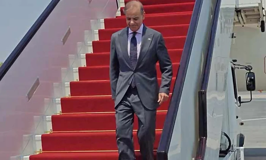 وزیر اعظم شہباز شریف دو روزہ سرکاری دورے پر قطر پہنچ گئے