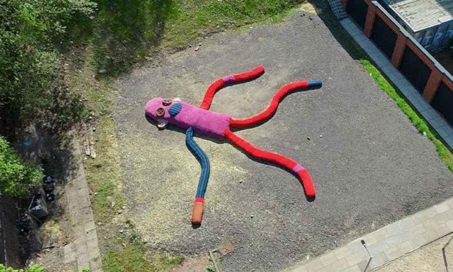 آرٹ کی طالبہ نے دنیا کا سب سے بڑا سوک منکی بناکر منفرد اعزاز اپنے نام کرلیا