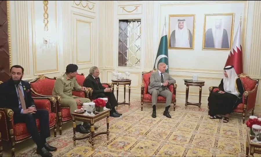 دوحہ میں وزیراعظم کی قطری ہم منصب سے ملاقات، دوطرفہ تعلقات مزید مضبوط بنانے پر اتفاق