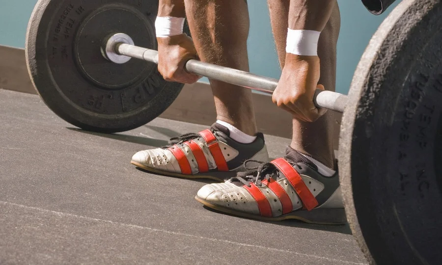 وزن اٹھاتے وقت کون سے جوتے بہتر ہیں؟ تحقیق سامنے آگئی