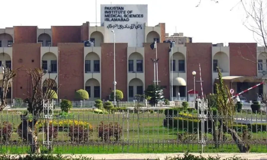 بانی پی ٹی آئی کی طبی معائنے کیلئے رات گئے پمز اسپتال منتقلی