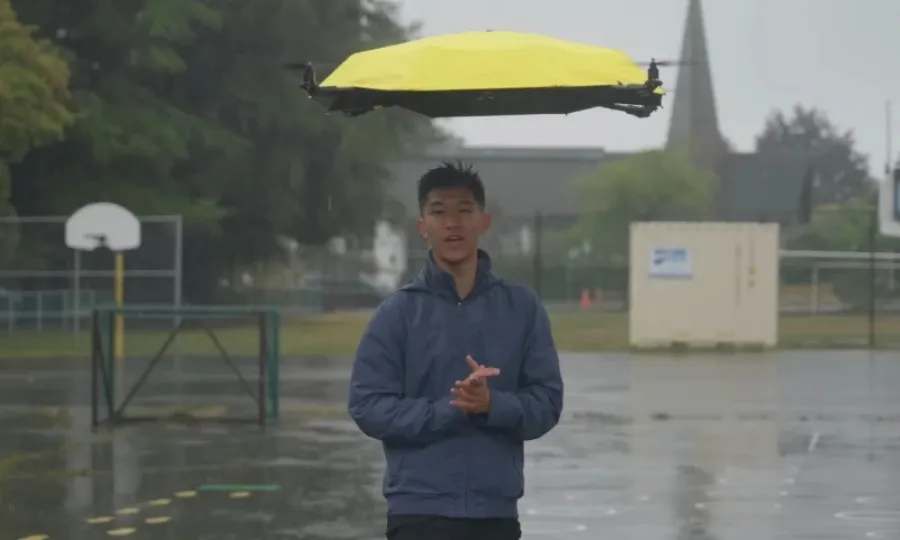 سر پر معلق رہنے والی انوکھی چھتری تیار