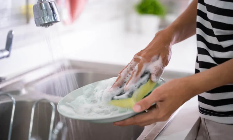 چینی شہری نے پرتعیش زندگی چھوڑ کر برتن دھونے کا کام شروع کر دیا