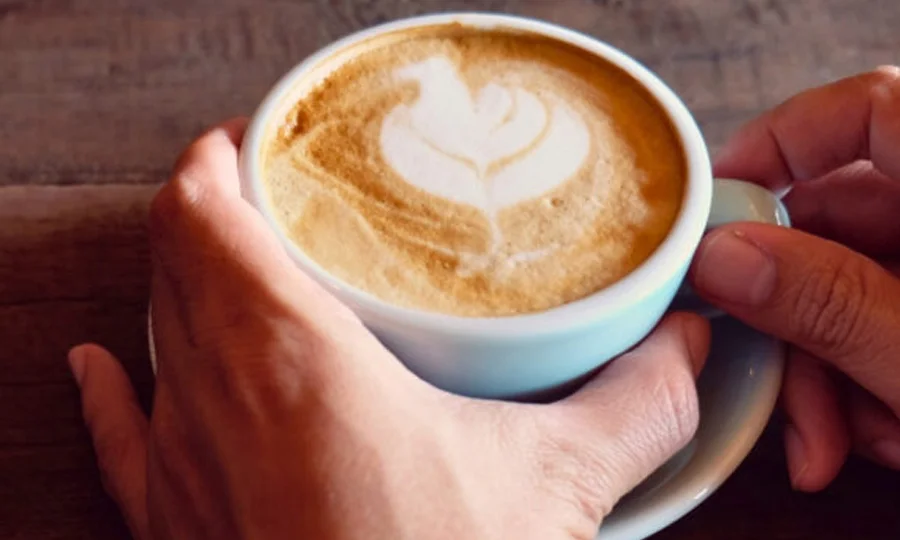 ہائی بلڈ پریشر کے مریضوں کو کافی پینی چاہیے یا نہیں؟ ماہرین کی اہم رہنمائی