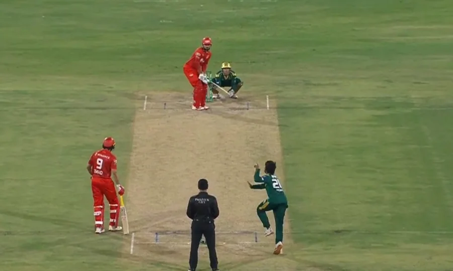 پی ایس ایل 11: ملتان سلطانز کا ٹاس جیت کر پہلے فیلڈنگ کا فیصلہ، میچ بارش سے متاثر