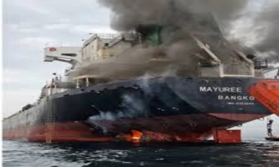 دبئی پورٹ: ایرانی ڈرون حملے سے کویتی آئل ٹینکر میں آتشزدگی