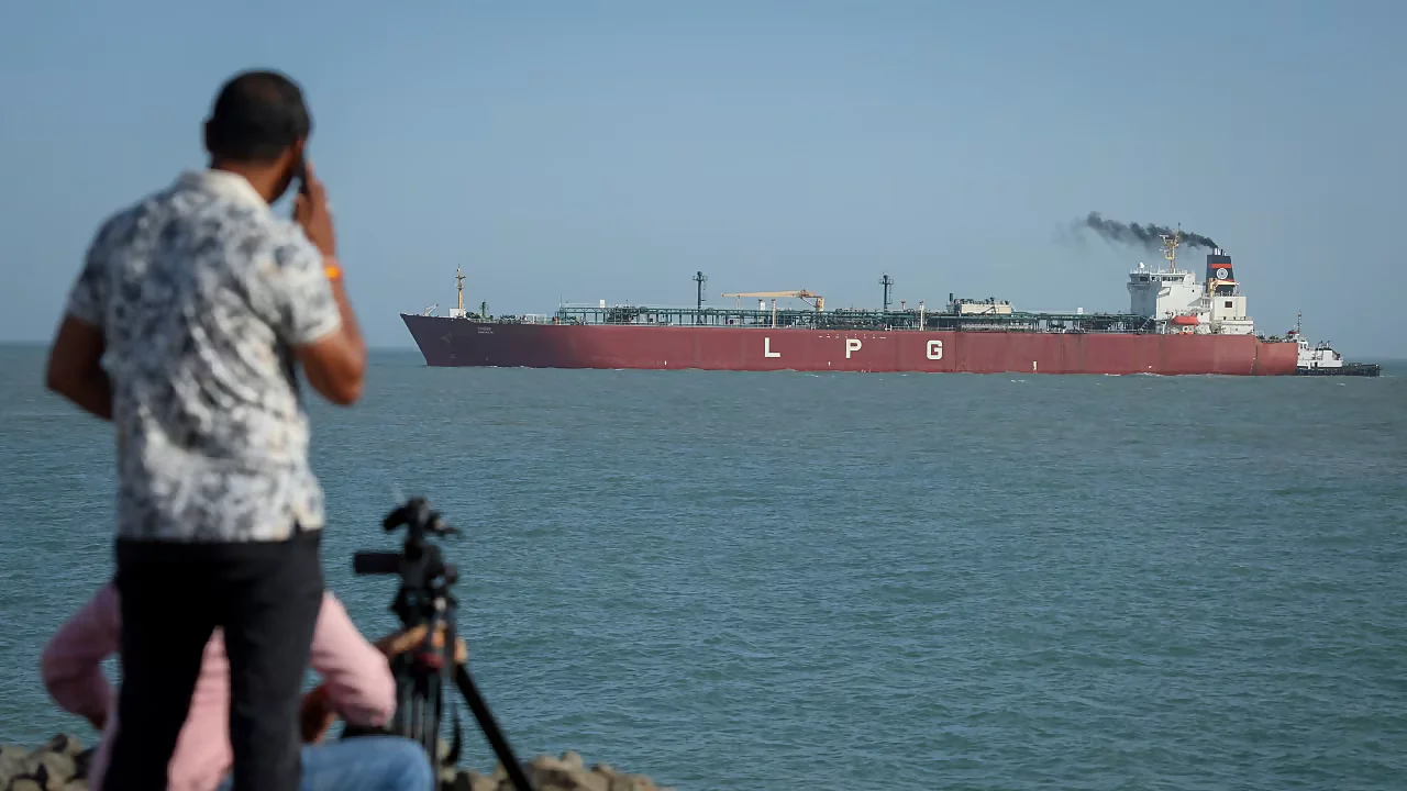 ایران آبنائے ہرمز سے گزرنے والے جہازوں سے کتنا ٹیکس وصول کر رہا ہے؟ برطانوی اخبار نے بتا دیا