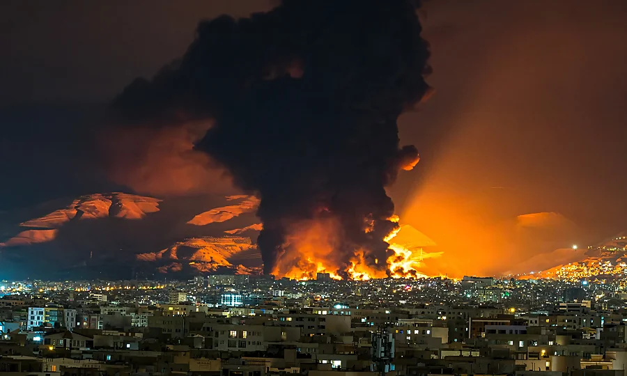 ایران میں خوفناک کالی بارش کا خطرہ، لوگوں کو گھروں میں رہنے کی ہدایت، الرٹ جاری