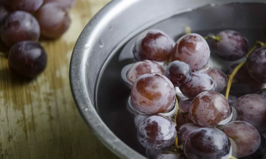 پھل دھونے کیلئے بیکنگ سوڈا کا استعمال کتنا مفید، ماہرین کیا کہتے ہیں؟