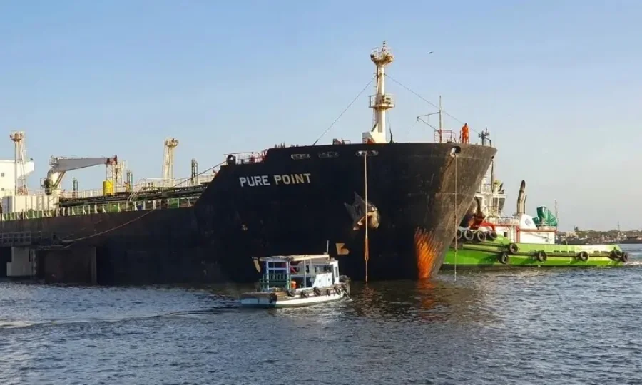 پورٹ قاسم پر پیٹرول سے بھرے جہازوں کی آمد، ملک میں توانائی بحران کا خدشہ ختم ہوگیا