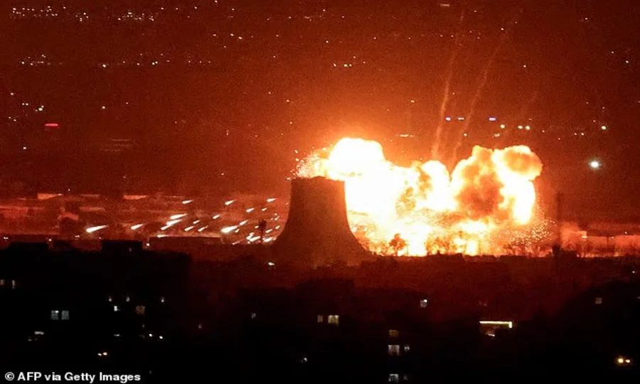 امریکا اور اسرائیل کے شدید فضائی حملے، تہران میں آئل ڈپو تباہ