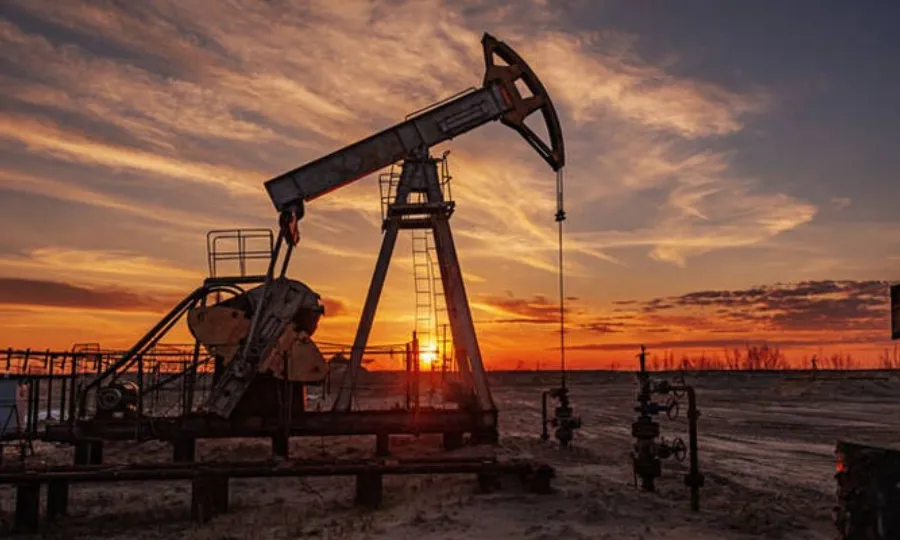 عالمی منڈی میں خام تیل کی قیمت پھر 100 ڈالر سے تجاوز کر گئی