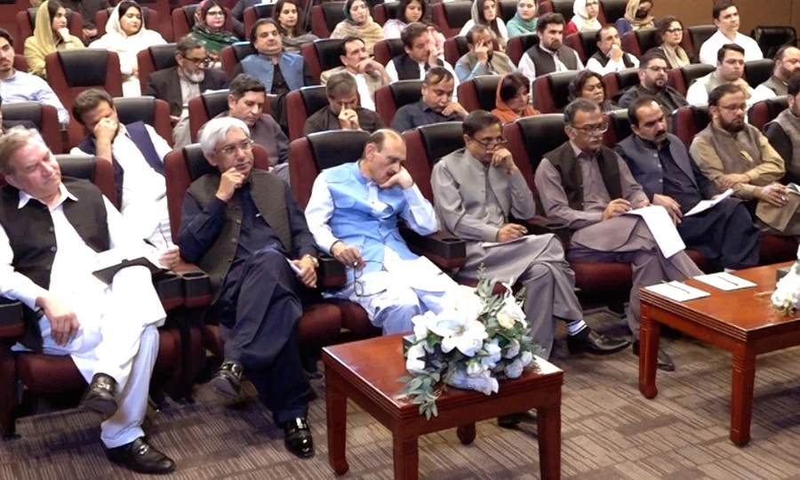 افغان طالبان کو پاکستان یا دہشتگرد میں سے ایک کا انتخاب کرنا ہوگا؛ صحافیوں کی آئی ایس پی آر میں اہم نشست