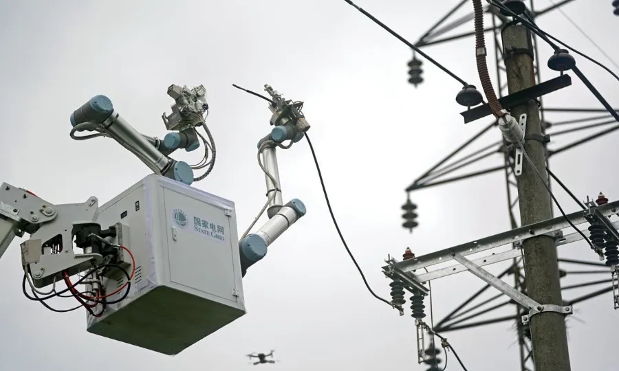 چینی روبوٹ نے 10 کلو وولٹ کی بجلی کی لائن مرمت کر کے دنیا کو حیران کردیا