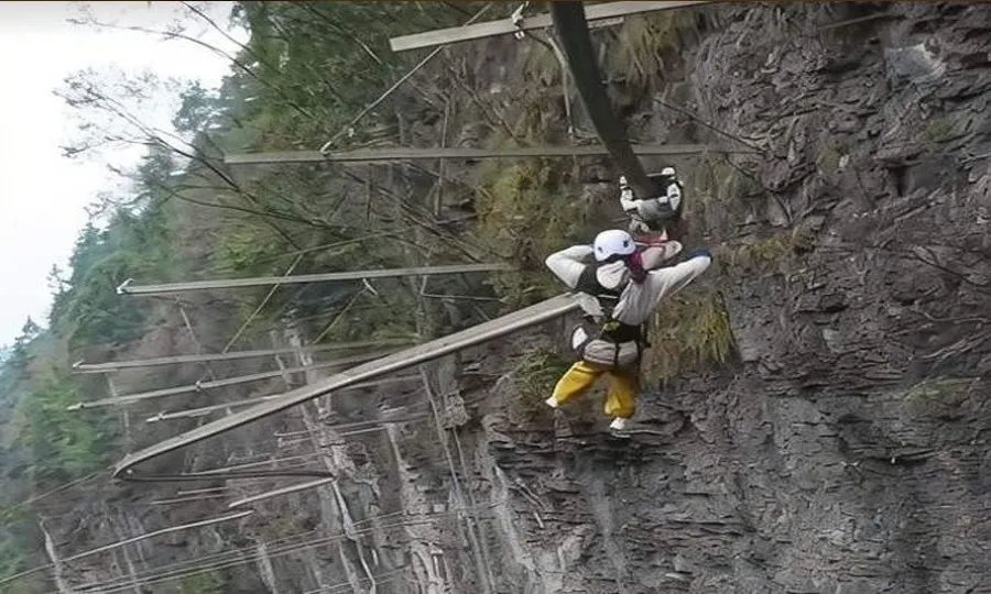 چین میں خطروں کے کھلاڑیوں کیلئے انوکھی زیپ لائن تیار