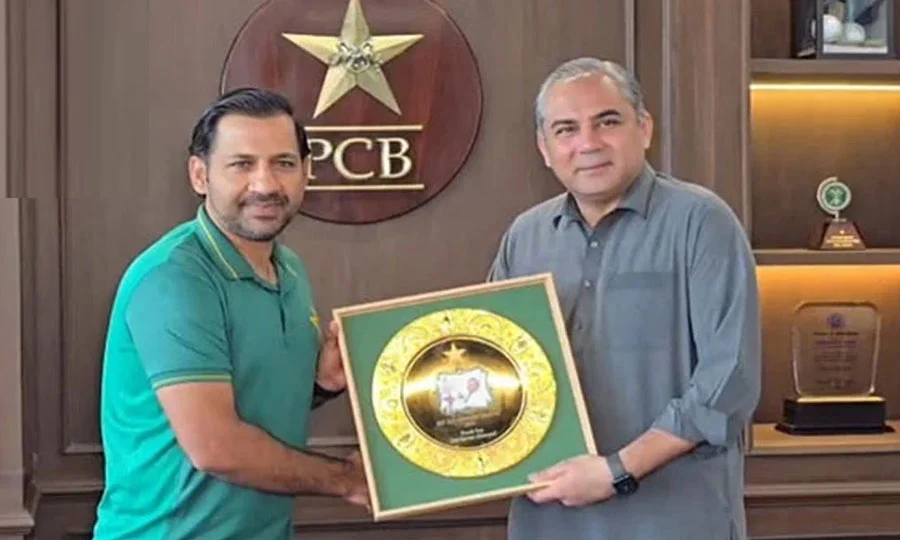 کرکٹ کے لیے گراں قدر خدمات کا اعتراف؛ سرفراز احمد کو اعزازی شیلڈ پیش